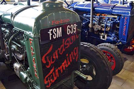 Een groene Fordson N uit 1944 met het originele Engelse kenteken er nog op. De woorden Fordson Farming op de radiateur heeft Martijn Rademakers er zelf opaangebracht.