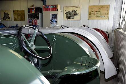 De zeer strakke spatborden van deze Fordsons N zijn het werk van vader Martien Rademakers. Let ook even op de ver doorlopende spatborden van de grijze Fordson. Die dienden als beveiliging tegen het achterover slaan van de trekker.