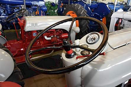 Het dashboard van de Red Tiger met een toerenteller annex urenteller wat voor die tijd - de trekker is van 1953 - best bijzonder was.