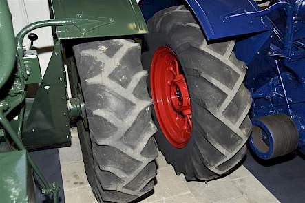 De banden van deze twee Fordsons N hebben een bijzonder profiel.