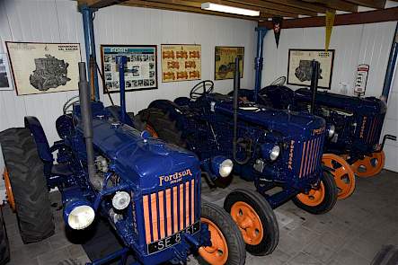 Deze drie Blauwe Reigers zijn alle van het type E27N. De voorste twee hebben een viercilinder benzine/petroleummotor, de achterste heeft een motor die alleen geschikt is voor benzine.