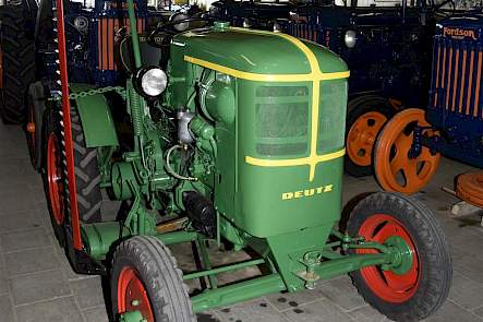 Als een vreemde eend in de bijt staat tussen de Fordsons dit Deutzje. Het is een 1-cilinder stompkop uit 1950 en hij staat er omdat ze op de ouderlijke boerderij van Martijns vrouw Miranda,een Deutz hebben. Het is nu het lievelingstrekkertje van Martijns dochters Laura (6) en Lisa (8).