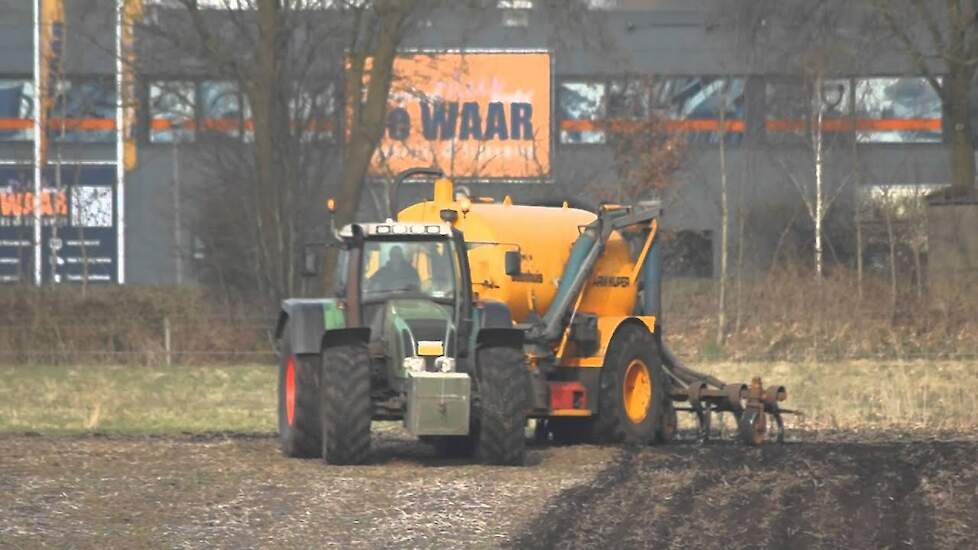 Fendt 926 met 14 kuub Veenhuis van loonbedrijf Kuper uit Klazienaveen - Trekkerweb