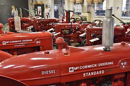De WD9 op de voorgrond is een van de weinige diesels in de collectie McCormicks. De meeste zijn petroleumtrekkers.