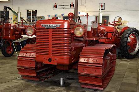 Dit is een International T-6 Trac-tractor. De rupstrekker is van 1949 en heeft een viercilinder petroleummotor.