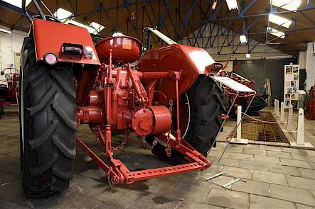 De achterbrug van een McCormick D-430 met hefinrichting en een poelie op de aftakas.