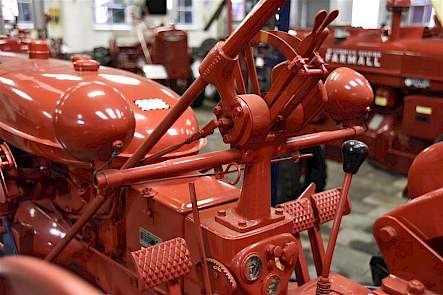 Dit is wat de bestuurder van een Farmall H voor zich heeft, veel hendels en poken, weinig meters en knoppen.