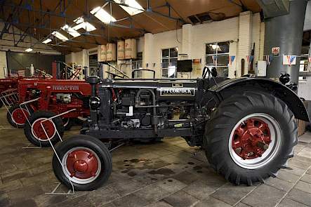 Deze grijze McCormick FG is qua kleur een vreemde eend in de bijt. Hij is van 1949
