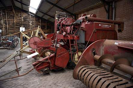 Behalve trekkers heeft het Jan Drenthemuseum een grote collectie werktuigen, veelal ook van het merk McCormick waaronder twee combines, twee hooipersen en een zelfbinder.