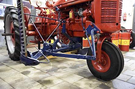 Een Farmall C met maaibalk en 'single' voorwiel. Zo is hij origineel geleverd in Nederland. Toen Drenthe hem kocht had hij een normale vooras.