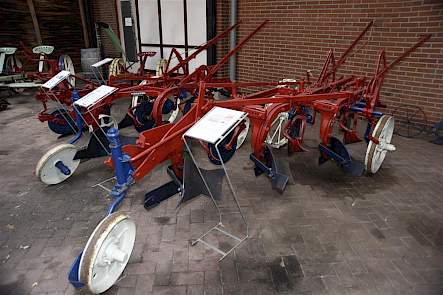 Deze rood-wit-blauwe ploegen danken hun kleur aan het feit dat ze in de Franse McCormickfabriek werden gemaakt.