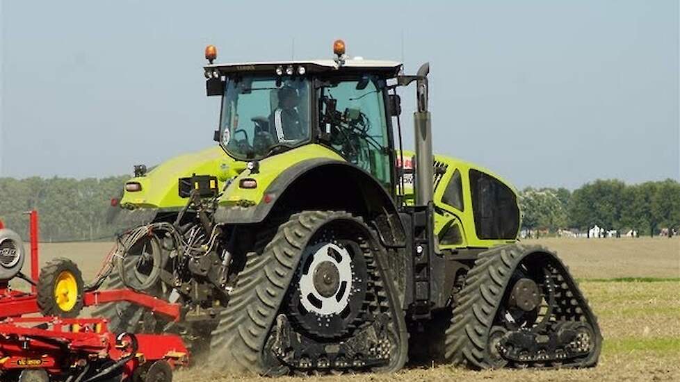 Claas Axion 950 op rups en Väderstad Rapid A 600 S Trekkerweb on tracks Soucy