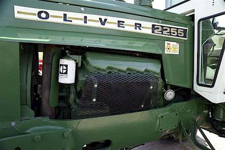 De Oliver 2255 is uitgerust met een V8 Caterpillarmotor van 145pk.