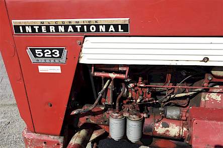 De International 523 is van 1969. Hij heeft een driecilinder motor van 52 pk. Vandaar de typeaanduiding 523. Merk ook op dat de trekker nog de naam McCormick voert.