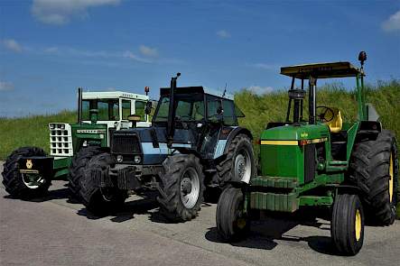 Tijdens de fotosessie kreeg de Oliver gezelschap van deze Deutz en John Deere. De Deutz is een DX 6.30 en een John Deere een 4040. Ze worden als hobbytrekker bereden door twee collega's van Pieter Verwoert, te weten Laban Duynhouwer en Corné den Dunnen.