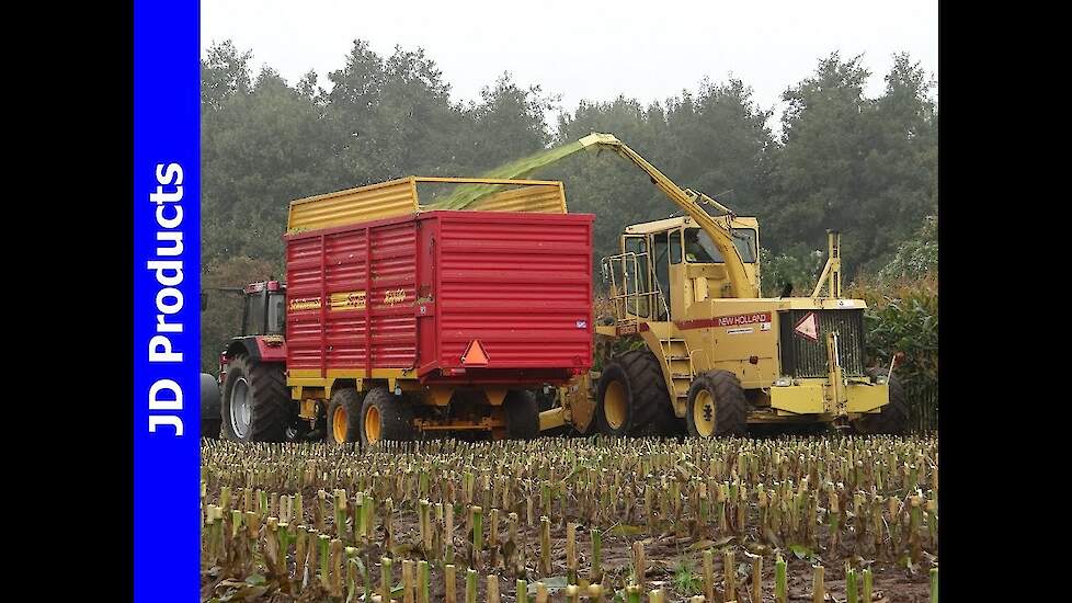 New Holland 2305/maishakselen/harvesting maize/2013/The Netherlands/Mts Hendriksen Barneveld