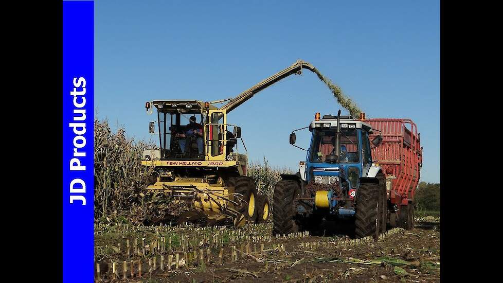 New Holland 1900/maishakselen/ modderen/harvesting maize /mud/2013/ The Netherlands/van de Streek