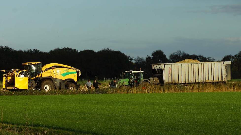 Fendt 828 stuck in the mud saved by the Claas or New Holland? - Trekkerweb