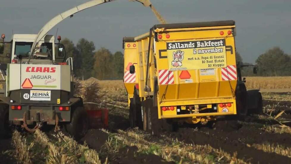 Dewa powered trailers in action on extremely wet soil maissilage Trekkerweb maisoogst extreem nat