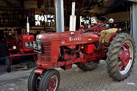 De Farmall H van 1948 is te beschouwen als de pater familias van de collectie oldtimers.