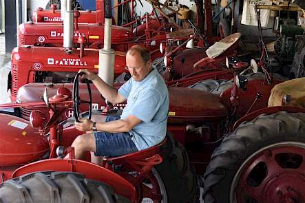 Na de fotosessie manoeuvreert Jan Dorst de Farmall M terug in de rij. Hij past er maar net tussen.