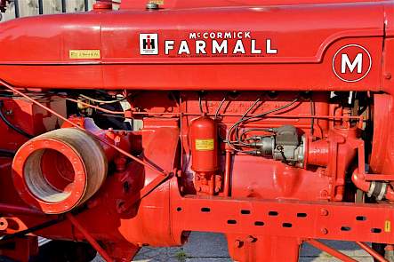 Net zoals de meest Farmalls heeft ook de M een benzine/petroleummotor.