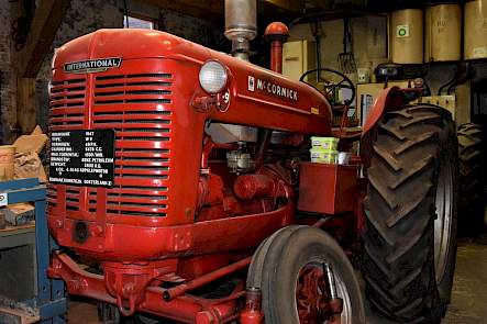 De McCormick W-9 staat momenteel in de werkplaats omdat de lagers van de voorwielen vervangen moeten worden.