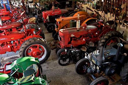 Een kijkje in het privémuseum van de familie Dorst waarin behalve trekkers ook nog enkele stationaire motoren en werktuigen staan alsmede veel andere gebruiksvoorwerpen en gereedschap van vroeger.