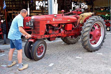 De Farmall H is afgeslagen en moet met de slinger opnieuw worden gestart.