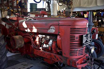 De Farmall Super M-TA heeft een 'torque amplifier'. Heel simpel gezegd is dat een voorloper van de powershift waarbij je zonder te koppelen kunt schakelen tussen een hoge of lage gearing.