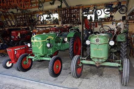 Het kleine trekkertje links is een Wheel Horse zitmaaier uit 1966. Het is een restauratieproject van Jan's zoon Joan. Ook de Deutz in het midden, een F1L612 is van Joan. De Deutz rechts is een D15 die ooit nog nieuw is gekocht door Jan's vader Johannes.