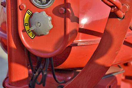 De ampèremeter en lichtschakelaar van de Farmall M. De L- en H-stand op de schakelaar staan voor 'low' en 'high', in dit geval voor lage of hoge spanning. De L-stand werd gebruikt om de accu te ontzien.