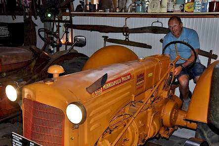 Ondanks dat ze er geen historische band mee hebben is Jan Dorst erg gehecht aan de Minneapolis Moline uit 1937. Dat komt vooral omdat hij altijd start. Ook nu tijdens de demonstratie voor Trekkerweb slaat de trekker meteen aan.