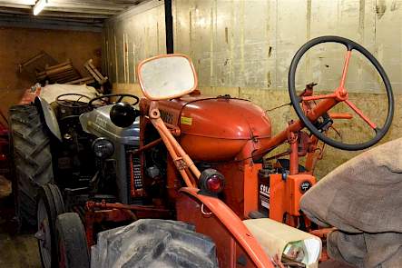 Net als we denken dat we alle trekkers hebben gezien opent Jan Dorst nog een container waarin een Allis Chalmers C-A en twee Fergusons staan. Met de Allis Chalmers doet Jan's zoon Joan mee aan ploegwedstrijden.