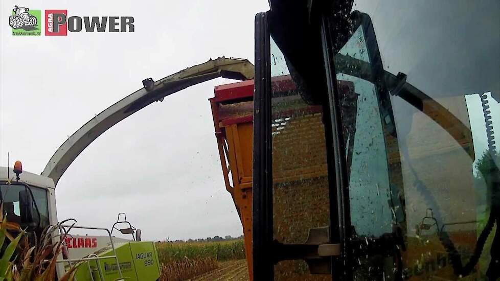 Claas Jaguar 890 en John Deere 7710 in de mais