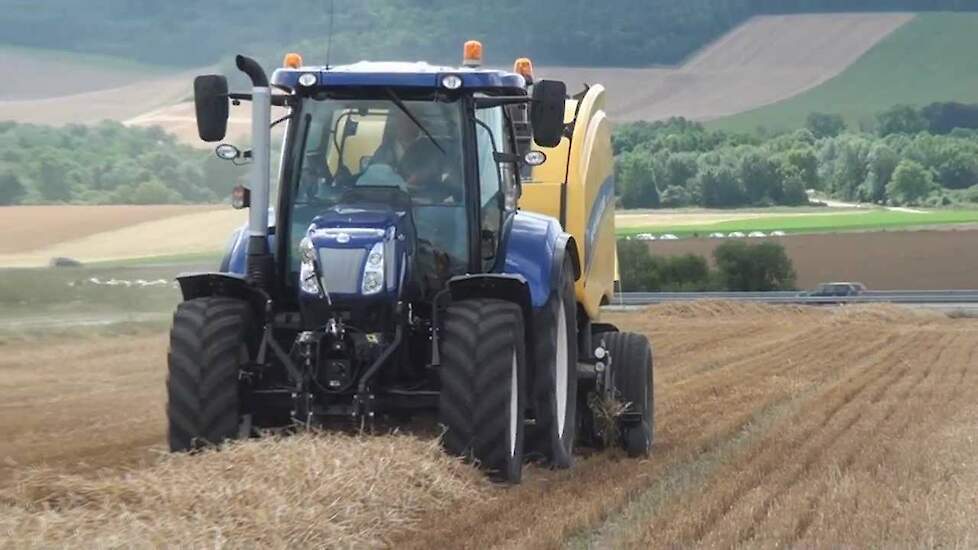 Primeur! New Holland  met nieuwe New Holland ronde balenpers Trekkerweb