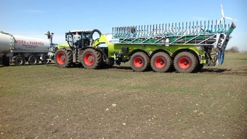 Claas Xerion 5000 met SGT 30 kuubs tank