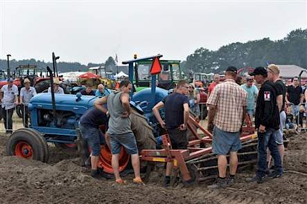 Consternatie in de ploegbak. Een Fordson Major heeft zich met zijn eigen cultivator in zijn linkerachterband gestoken. Die loopt prompt luid sissend leeg