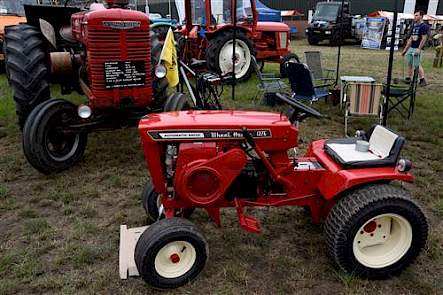 Det kleine trekkertje is een Wheel Horse. Het is eigenlijk een zitmaaier. Hij dateert van 1966 en komt uit Amerika. Het trekkertje is eigendom van Joan Dorst uit Oosterland. Zijn vader Jan kennen we, die hadden we in het julinummer van Trekkerweb in de rubriek De Oldtimer staan. Oude zitmaaiers zijn onder jongeren populaire restauratieobjecten.