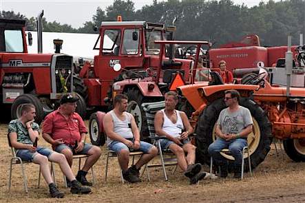 Ook dit is Panningen, gezellig met elkaar en met een pilsje erbij kletsen over trekkers. Liefhebbers raken daar nooit over uitgepraat.