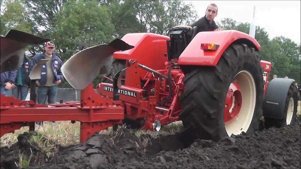 Ploegen met International 844-S en Farmall 806 Trekkerweb