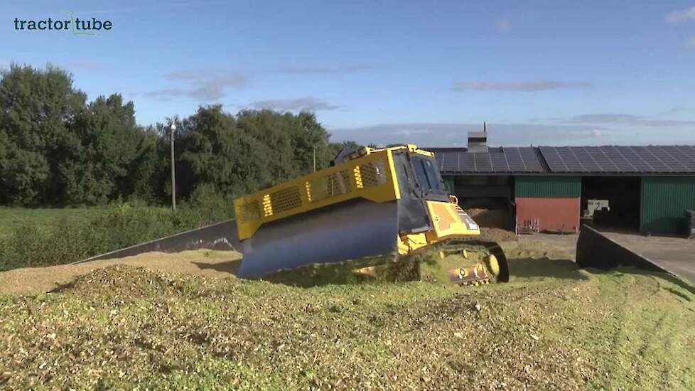 3 loonwerkers Maishakselen biogasinstallatie in Duitsland Silage Mais 2013 - corn harvest 2013