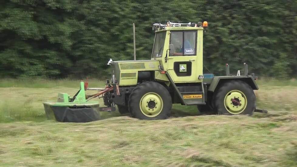 Doornbos Agrarisch Loonwerk in het gras - Trekkerweb