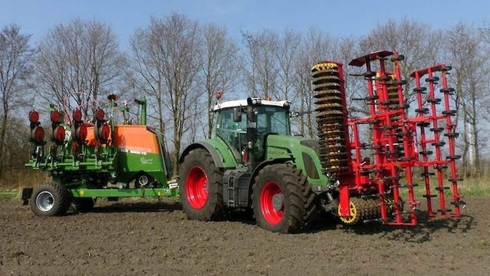 Fendt 936 met Güttler en Amazone EDX 6000 TC maiszaaimachine Trekkerweb