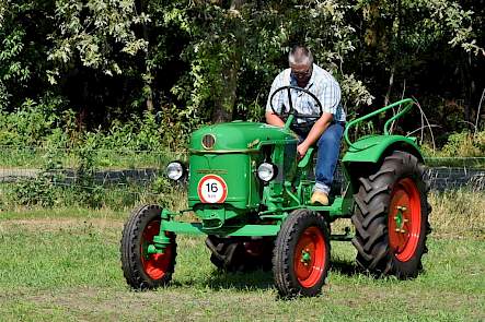 De Deutz D15 is van 1960. Hij heeft een 1-cilinder dieselmotor van 15pk.