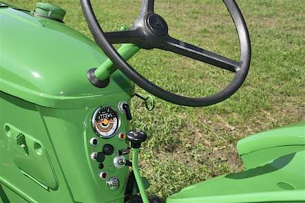 Het simpele dashboard van de Deutz D15 met al wel een toerenteller. Het trekkertje had drie versnellingen vooruit met een hoge en lage gearing. Zijn grotere broers hadden een versnelling meer.