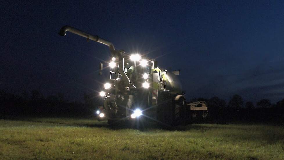 Spectaculaire beelden Claas Xerion Agrar service Terhuf - special by night - Fantec BeastVision