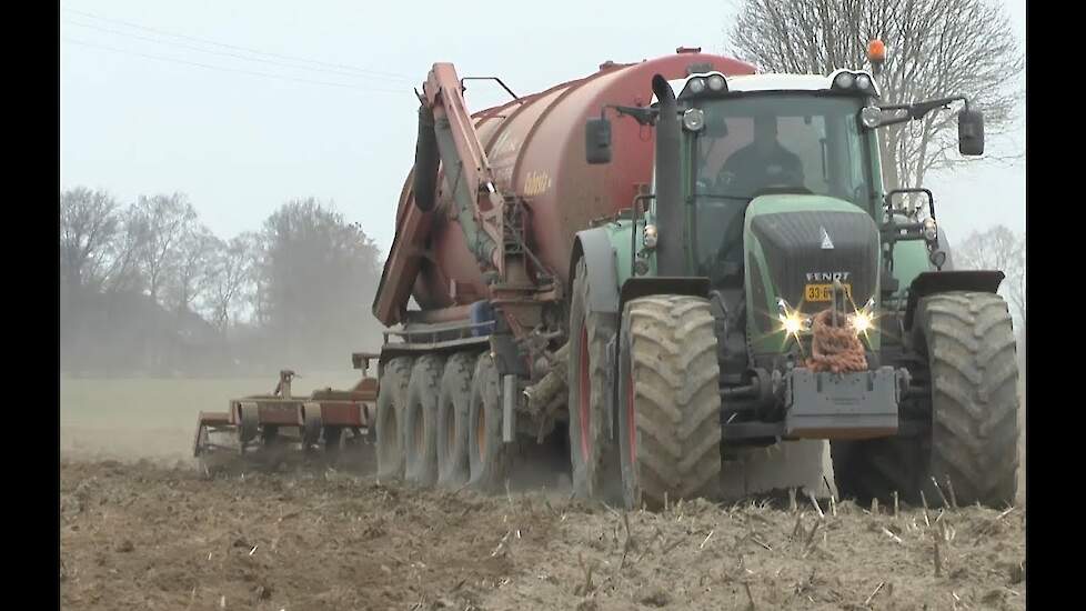 Van Hal met Fendt 924 Vario en Schuitemaker Robusta 34 kuub Trekkerweb