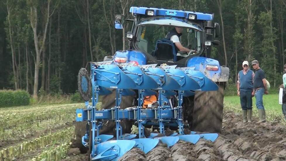 New Holland T7050 met Lemken 5 schaar wentelploeg - Trekkerweb.nl