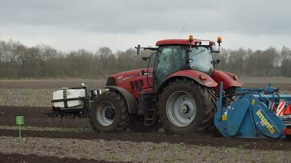 Case-IH Puma 225 CVX brullen met de Imants spitmachine Trekkerweb